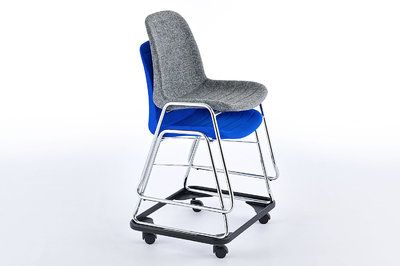 Dieser Stuhlwagen hilft Ihnen beim schnellen Verräumen und platzsparender Einlagerung Ihrer Kufenstühle